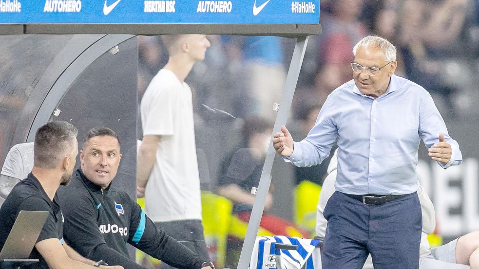 Setzt im entscheidenen Spiel in Hamburg auf seine Führungsspieler: Hertha-Coach Felix Magath. Foto: Andreas Gora/dpa