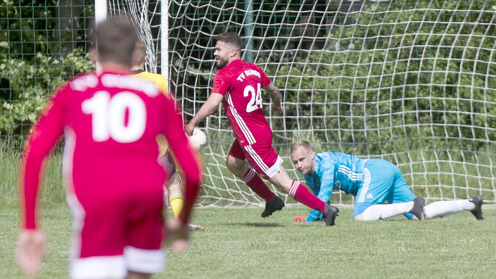 Markus Winkler (Nummer 24) erzielte kurz vor Schluss den 3:1-Siegtreffer. Foto: Doden