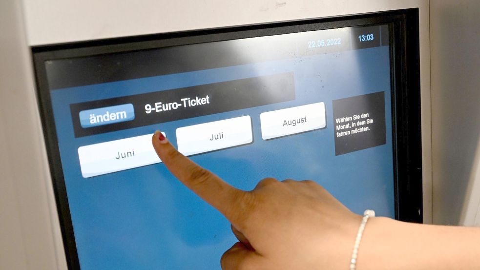 Die Bundesregierung hat Ende März 2022 ein Energie-Entlastungspaket vorgestellt. Darin ist unter anderem ein zeitlich begrenztes 9-Euro-Ticket für den öffentlichen Personennahverkehr vorgesehen. Foto: Felix Hörhager/dpa