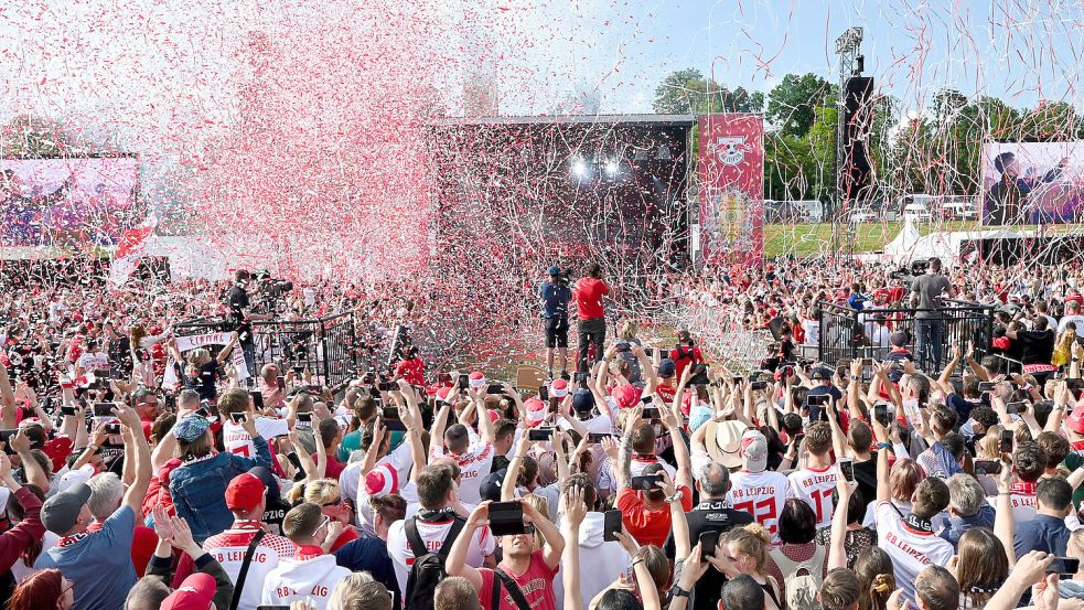 Nach dem DFB-Pokal-Finale: Zahlreiche RB Leipzig-Fans feiern im Konfettiregen ihr Team während der Meisterfeier auf der Festwiese. Foto: dpa/Robert Michael