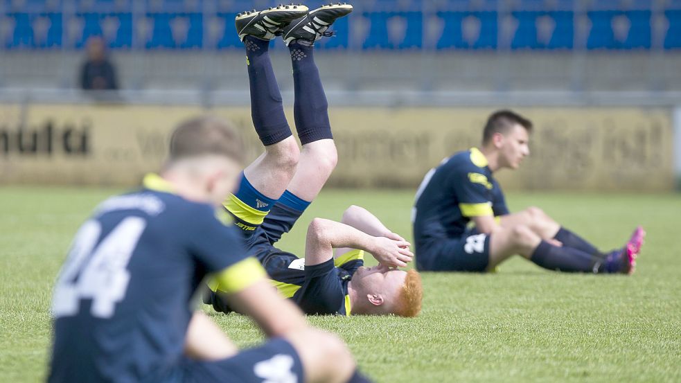 Enttäuschung pur: Nach Abpfiff sanken mehrere Germania-Spieler zu Boden. Germania Leer bleibt Letzter, endgültig abgestiegen ist sie aber noch nicht. Fotos: Doden