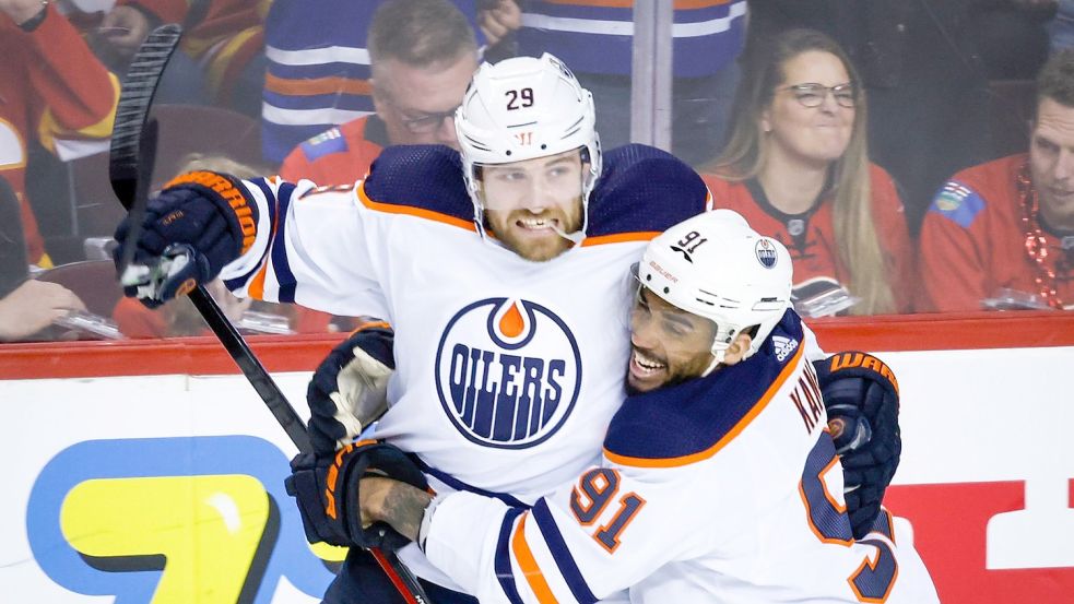 Leon Draisaitl (l) hilft seinem Team durch Vorlagen weiter. Foto: Jeff Mcintosh/The Canadian Press/AP/dpa/Archivbild