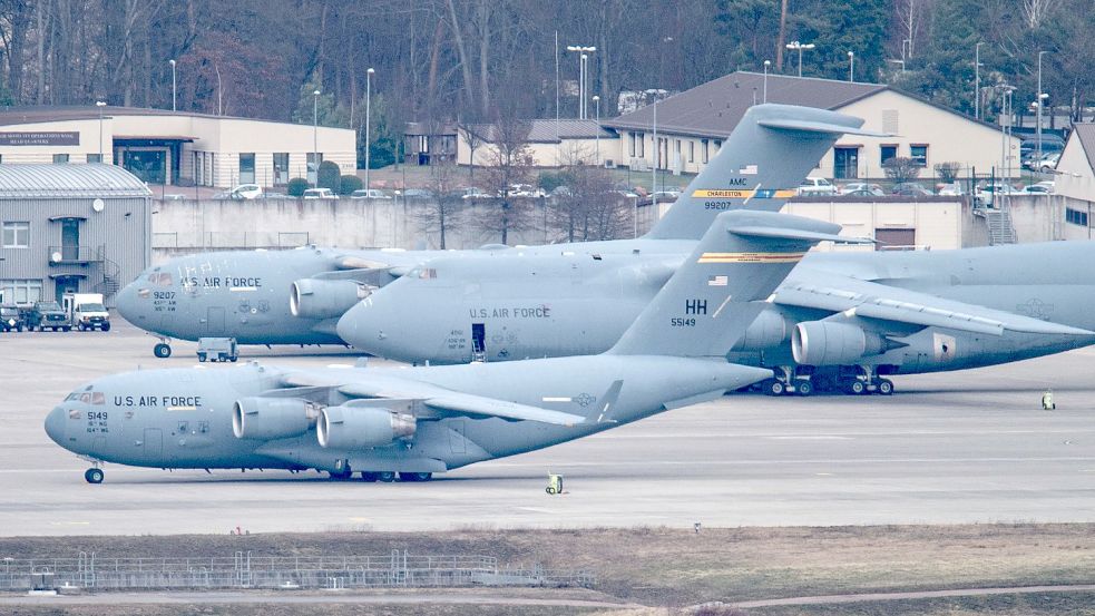 Flugzeuge stehen auf der US-Airbase in Ramstein. Foto: Boris Roessler/dpa