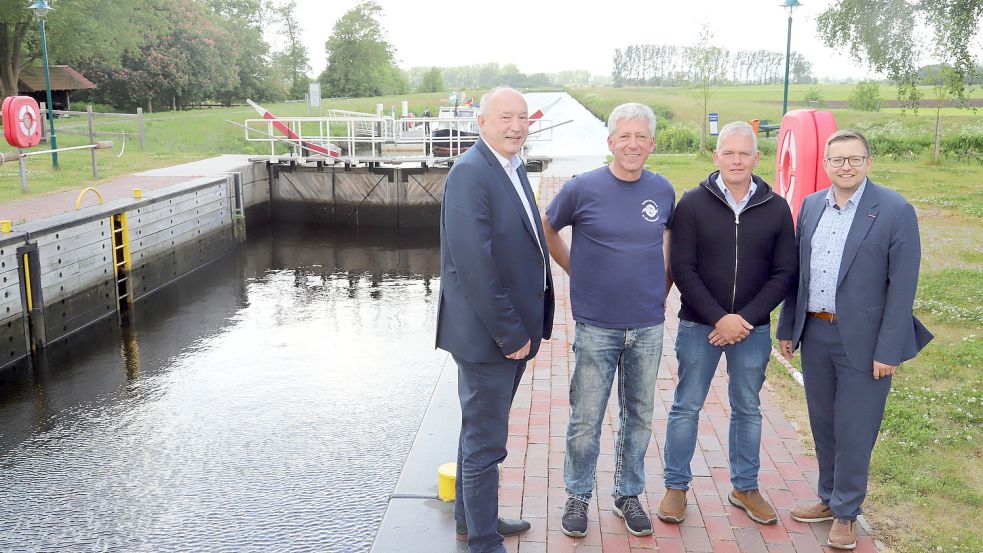 Freuten sich beim Vereinsfest über die neue Schleuse Osterhausen (von links) stellvertretender Landrat Bernd Möller, BI-Vorsitzender Walter Eberlei, Stellvertreter Henning Schünemann, Bürgermeister Nils Anhuth. Foto: Passmann