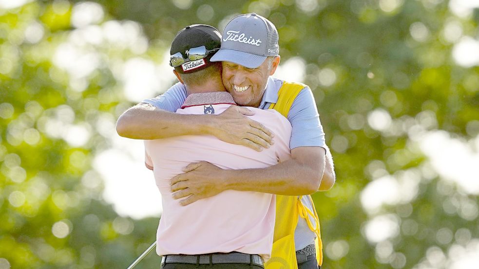 Justin Thomas (l) feiert mit seinem Caddie Jim „Bones“ Mackay den Sieg bei der PGA Championship in Tulsa. Foto: Matt York/AP/dpa