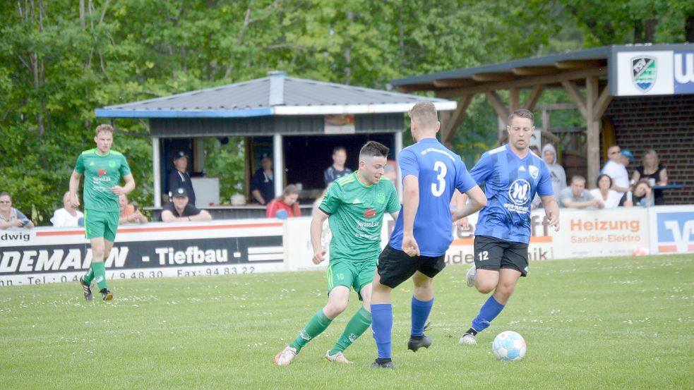 Ostrhauderfehn (rechts Dennis Filontschik) hatte im Heimspiel gegen Visquard keine Chance. Foto: Weers