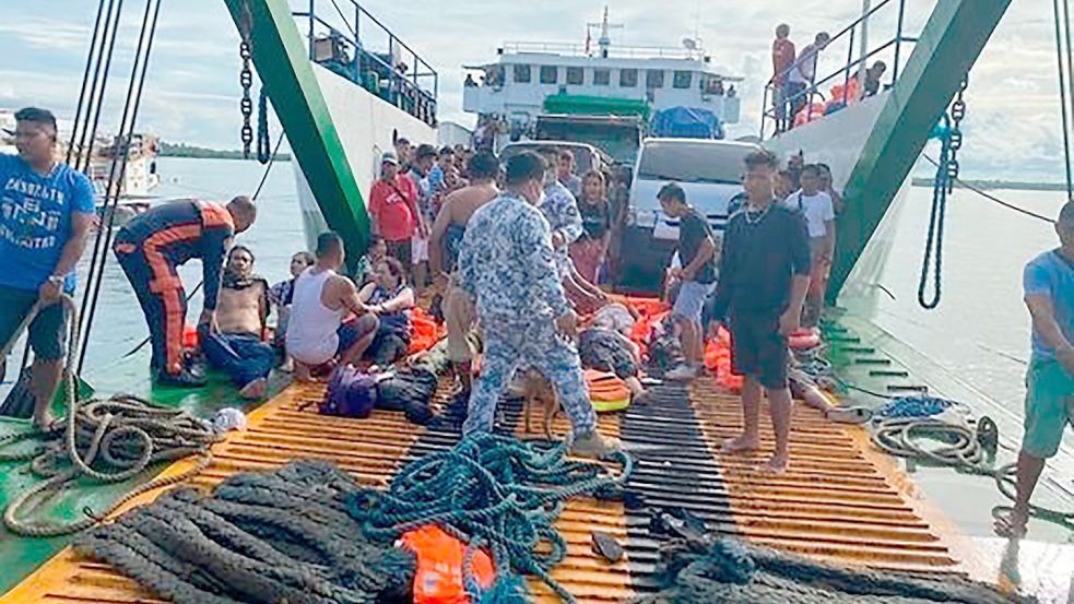 Passagiere werden nach ihrer Rettung im Hafen von Real versorgt. Foto: Uncredited/Philippine Coast Guard/AP/dpa