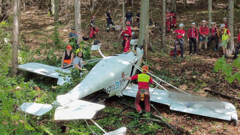 Feuerwehrleute sind neben einem der abgestürzten Flugzeuge im Einsatz. Foto: Fotokerschi.At / Kerschbaummayr/APA/dpa