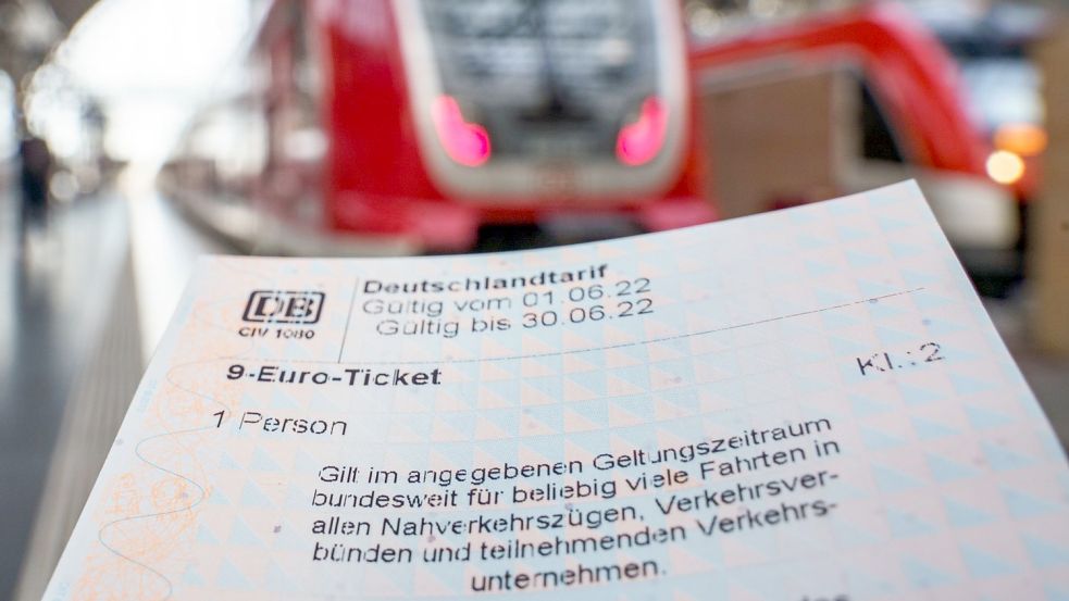 Das 9-Euro-Ticket scheint heiß begehrt zu sein. Bundesweit vermelden Verkehrsverbände eine hohe Nachfrage zum Verkaufsstart. Foto: Frank Rumpenhorst/dpa