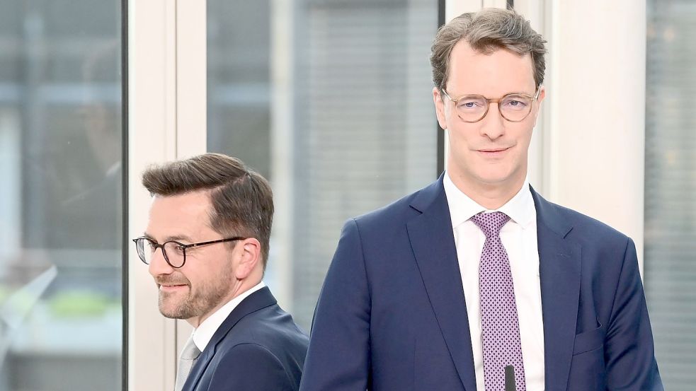 NRW-SPD-Chef Thomas Kutschaty (l) trifft heute auf NRW-Ministerpräsident Hendrik Wüst. Foto: Boris Roessler/dpa