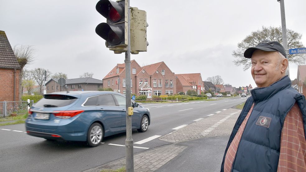 Ortstermin im Mai 2021: Vor einem Jahr war Flachsmeers Ortsbürgermeister Karl-Heinz Jesionek noch zuversichtlich, dass eine Vollbeampelung an der Kreuzung Papenburger Straße/Königstraße/Am Denkmal kommt. Jetzt kommt die zuständige Kreisbehörde aufgrund eines Gutachtens zum Ergebnis, dass eine Ampel nicht notwendig sei. Foto: Ammermann/Archiv