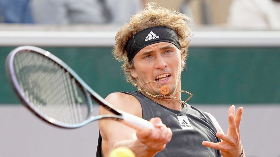 Alexander Zverev hat in der ersten Runde der French Open den Österreicher Sebastian Ofner besiegt. Foto: Michel Euler/AP/dpa