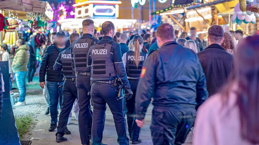 Am Samstagabend wurde ein 40-Jähriger bei einer Kirmes erschossen. Foto: Markus Klümper/dpa