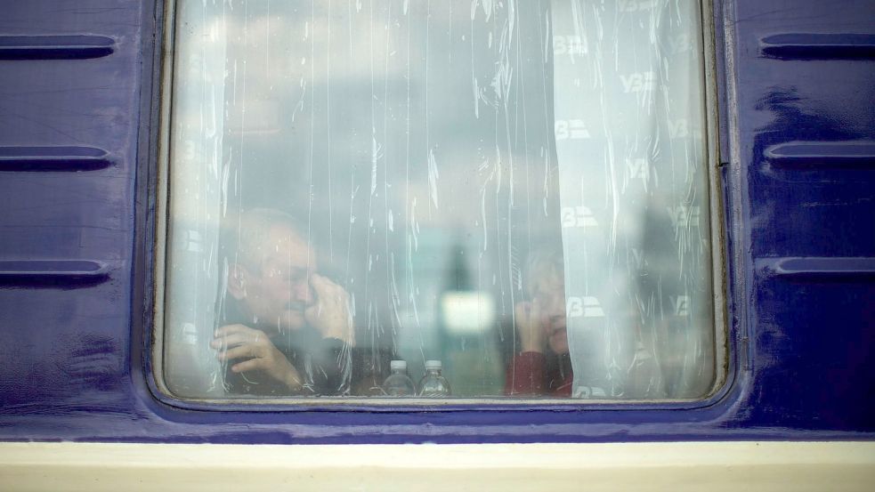 Ein Mann sitzt in einem Evakuierungszug, der den Bahnhof von Pokrowsk in der Ostukraine verlassen soll. Foto: Francisco Seco/AP/dpa