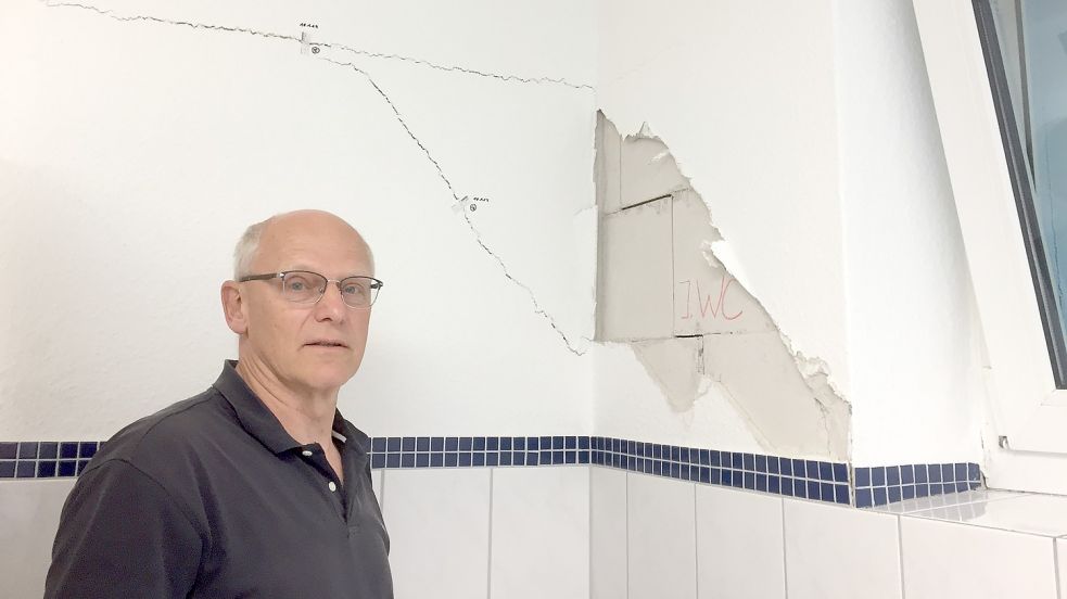 In der Jungen-Toilette sind die Schäden im Gebäude besonders gut zu erkennen, zeigt Schulleiter Gerrit Wille. Foto: Mielcarek