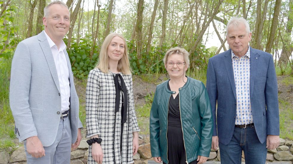 Der Arbeitskreis Schule und die Volksbank Westrhauderfehn haben ein gemeinsames Crowdfunding-Projekt ins Leben gerufen, um Ukraine-Flüchtlingen helfen zu können. Das Foto zeigt (von links): Uwe Brechtezende und Julia Nee (beide Volksbank Westrhauderfehn) sowie Johanne Hinrichs und Helmut Fennen vom Arbeitskreis Schule Rhauderfehn (AKSR). Foto: Weers