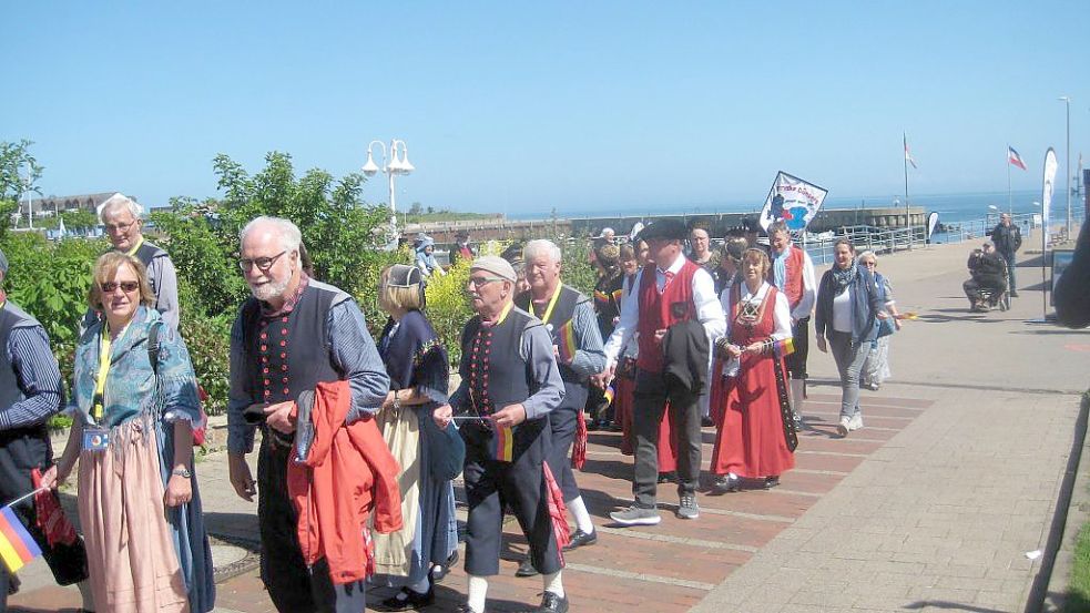 An einem Umzug in Tracht über die Insel nahmen beim Friesentreffen auf Helgoland auch die Saterfriesen teil. Fotos: privat