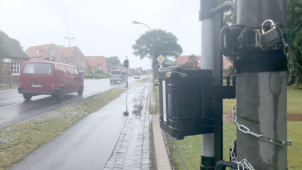 In unmittelbarer Nähe der Kreuzung Papenburger Straße/Königstraße/Am Denkmal in Flachsmeer war im Juli 2021 ich ein Gerät installiert worden, mit dem der Verkehr gemessen wurde. Foto: Ammermann/Archiv