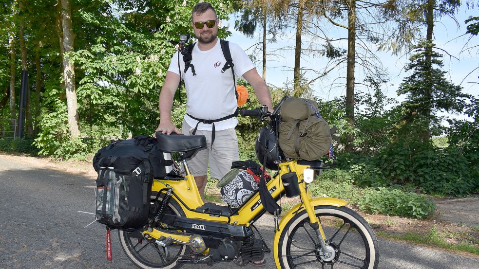 Pascal Grebien zeigt seine Puch Maxi mit Baujahr 1976. Mit dem Zweirad ist der Österreicher zurzeit auf einer 2500 Kilometer langen Tour unterwegs. Jetzt legte er einen Zwischenstopp im Oberledingerland ein. Fotos: Zein