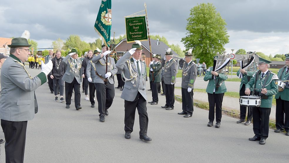 Das Antreten und das Marschieren war für viele Vereine nach so langer Pause noch ungewohnt. Doch spätestens als der Spielmannszug Neermoor zu altbewährten Klängen musizierte, setzte sich der 101 Mann starke Tross in Folmhusen zur Einholung des neuen Königshauses wie gewohnt in Marsch. Foto: Weers