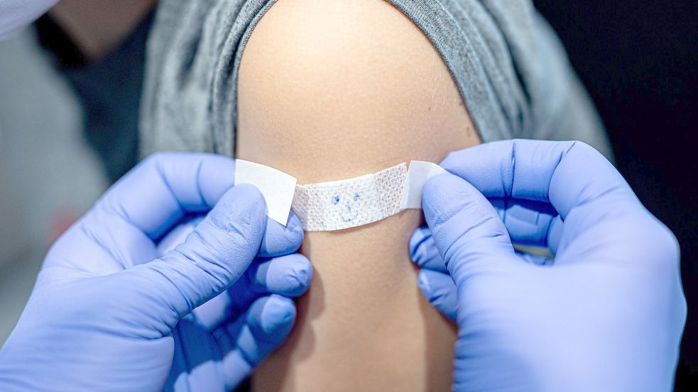 Kinder gegen das Coronavirus impfen? Bundesärztekammer-Präsident Klaus Reinhardt äußert sich verhalten zur neuen Stiko-Empfehlung. Foto: Moritz Frankenberg/dpa