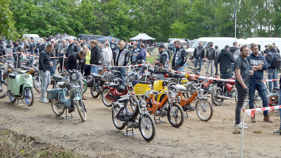 Hunderte Mofas und ihre Besitzer kamen zum „Töffliheizer“-Treffen nach Klostermoor. Fotos: Weers