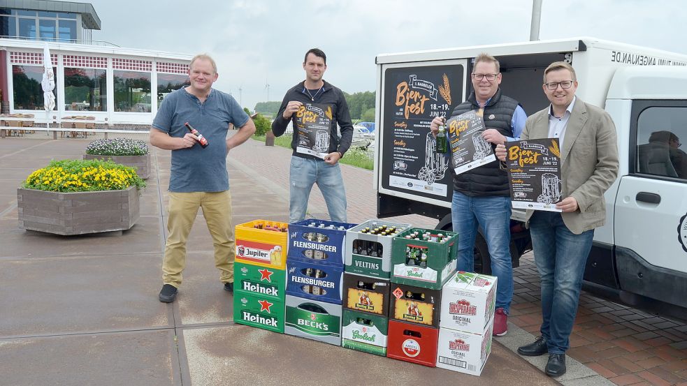 Einen Vorgeschmack auf das Bierfest am Hafen, das am 18./19. Juni in Barßel stattfindet, gaben jetzt (von links) die Gastronomen Oswald Eilers, Stefanos Tsurlianis, Jan Lange und Barßels Bürgermeister Nils Anhuth. Foto: Fertig