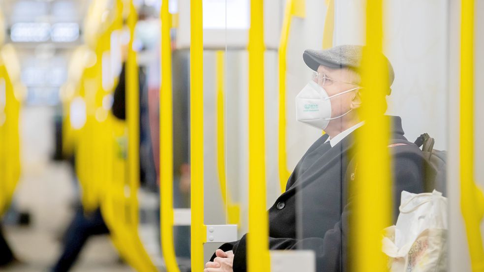 Masken in Bussen und Bahnen noch bis zum Frühjahr? Ärzte sind uneins über den Sinn der Maßnahme. Foto: Christoph Soeder