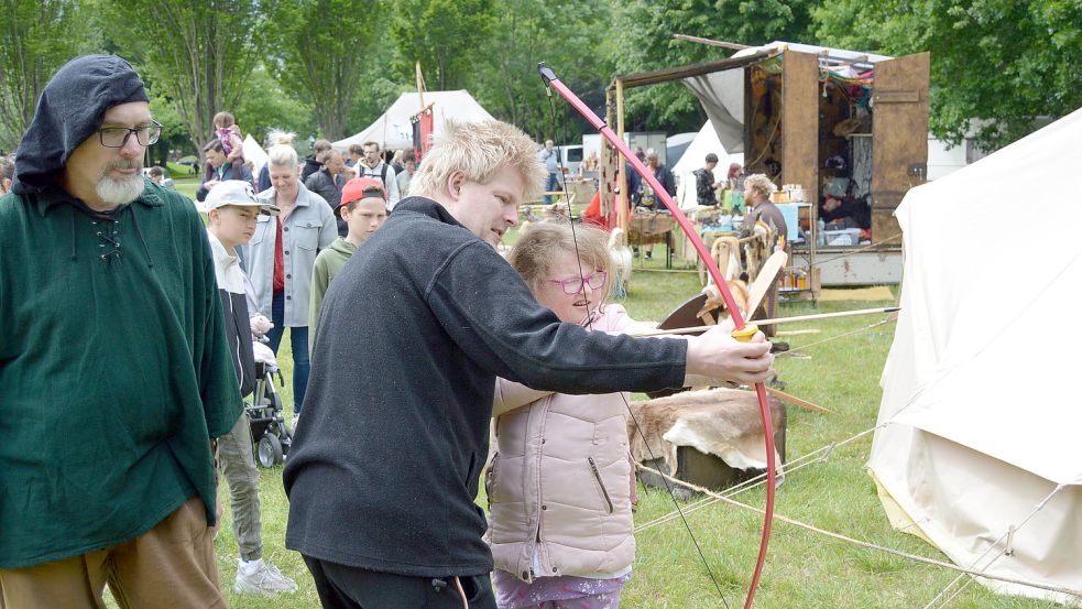 Groß und Klein konnten das Bogenschießen üben. Fotos: Weers