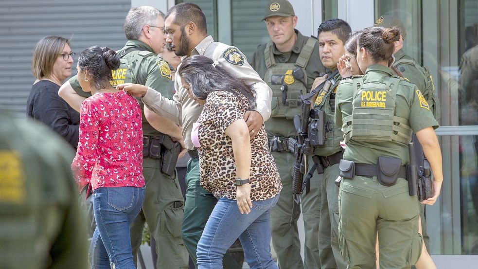 Menschen verlassen das Uvalde Civic Center, nachdem an der Grundschule Robb Elementary School Schüsse abgegeben wurden. Dort starben 19 Kinder. Foto: William Luther/The San Antonio Express-News/AP/dpa