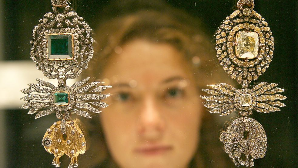 Wahre Kleinodien: Eine Besucherin im bayerischen Nationalmuseum in München das Kleinod des Ordens vom Goldenen Vlies an. Foto: dpa/Frank Leonhardt