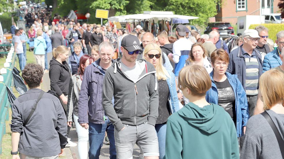 Tausende Menschen schlenderten am Himmelfahrtstag über die Flohmarkt-Meile.