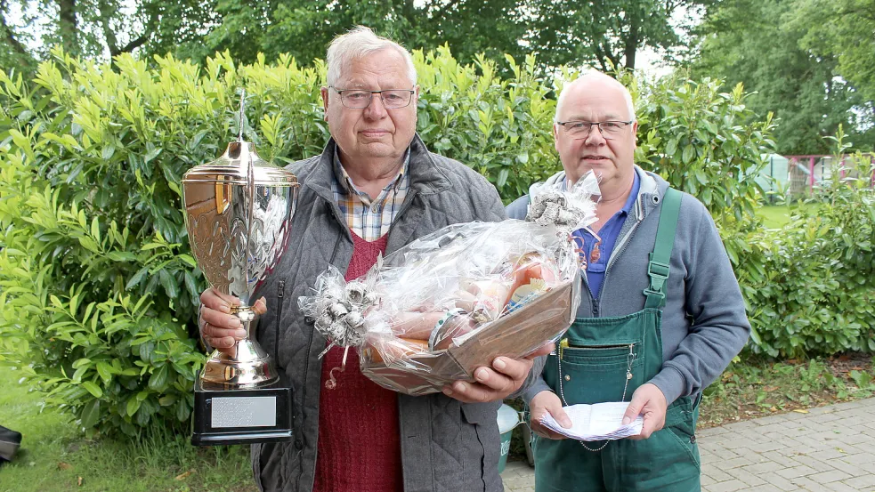 Wolfgang Brunow (links) erhält von Gewässerwart Hilko Eilers den Königspokal. Foto: privat