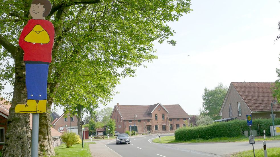 Damit künftig Schulkinder in Holte gefahrlos die Holter Landstraße überqueren können, stellt die Gemeinde Rhauderfehn in Höhe der Rhauder Straße (rechts) eine Ampel auf. Fotos: Wieking