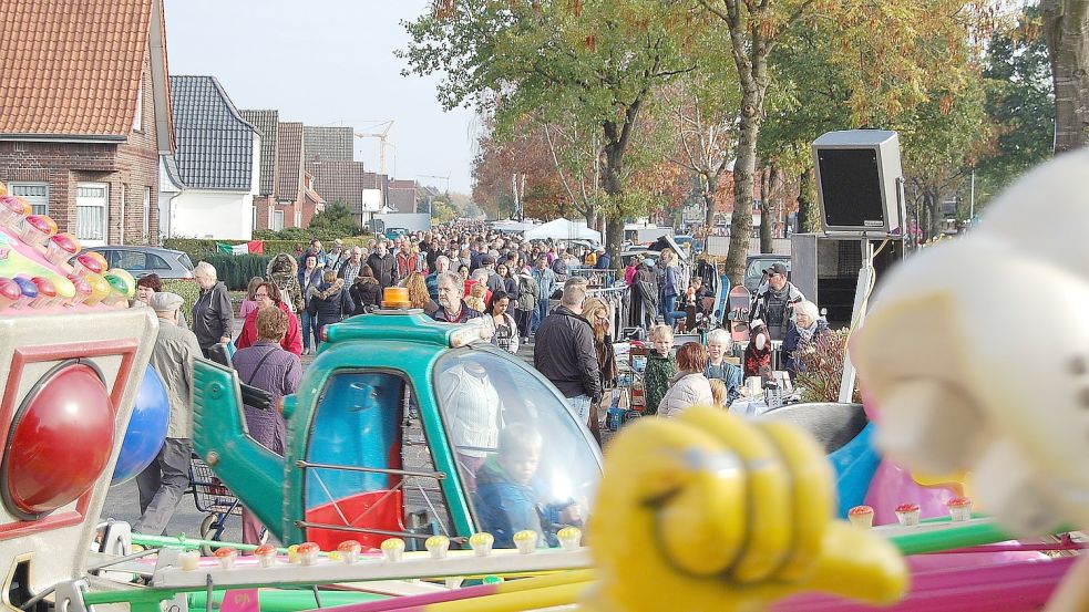 Tausende von Besuchern zog es in der Vergangenheit zum Straßenfest nach Ostrhauderfehn. In diesem Jahr gibt es eine Änderung. Entlang der Hauptstraße (Foto) werden keine Stände und Karussells aufgebaut, sondern nur in den beiden Gewerbegebieten. Foto: Janßen/Archiv