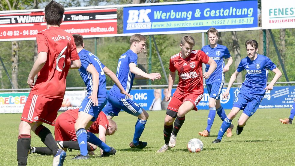 TuRa 07 Westrhauderfehn (am Ball: Marne Stührenberg) braucht dringend Erfolgserlebnisse. Foto: Damm