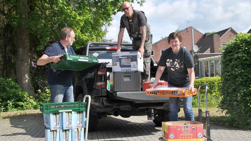 Herma Schoon (von rechts), Dirk Sondermann und Karl-Heinz Münk beim Verladen von Spenden. Dank der Spende von „Ein Herz für Ostfriesland“ sollen Kühlboxen wie die auf der Ladefläche bald ausgedient haben. Foto: Schönig