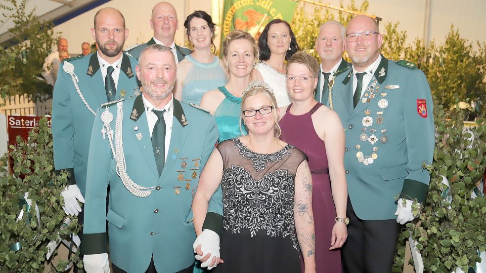 Der neue Königsthron des Schützenvereins Tell-Hollen in Ramsloh bei der Proklamation am Samstagabend im Festzelt. Foto: Passmann