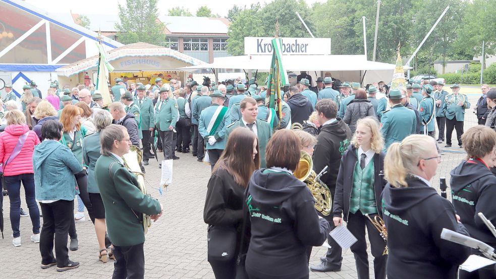 Nach dem großen Festumzug durch Ramsloh trafen sich die „Tell“-Schützen, ihre beiden Musikzüge, die befreundeten Schützenvereine und viele Saterländer auf der Festmeile an der Schulstraße in Ramsloh.