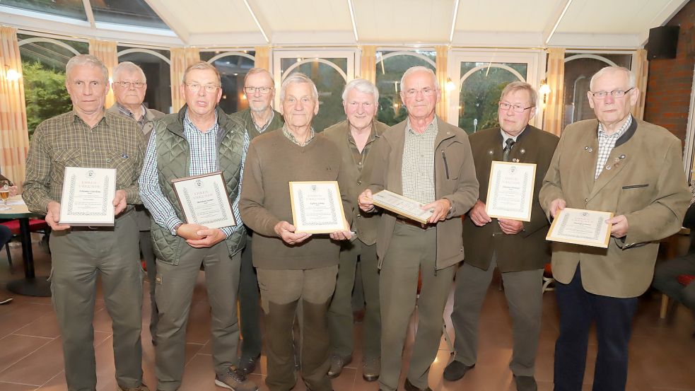 Die geehrten Barßeler Jäger mit ihren Urkunden: (von links) Johannes Lücking, Heiner Block, Bernd Siemer, Heinz Hinderks, Egbert Sobing sen., Karl-Dieter Efkes, Manfred Gullatz, Hans-Georg Niemeyer und Rudi Schulte. Fotos: Passmann