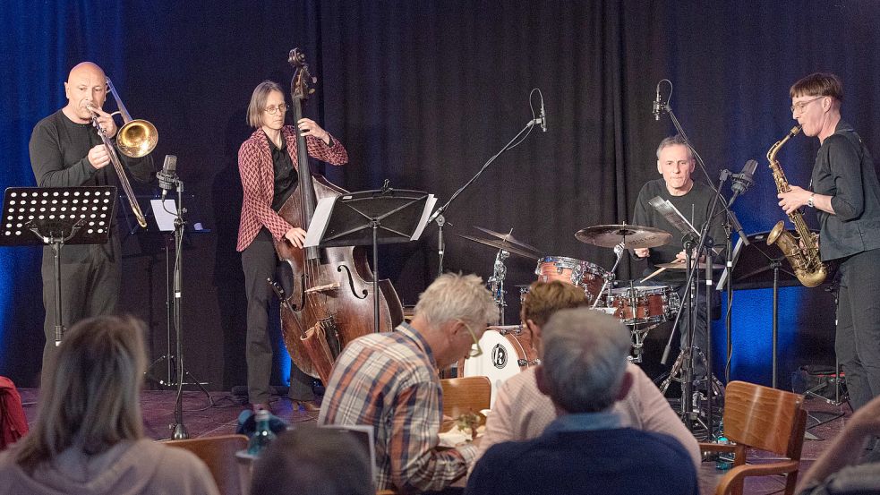 Vereint Tradition und Innovation auf höchstem Niveau: Anne Mette Iversen (2.v.l.) mit dem Ternion Quartet. Foto: Ralf Döring