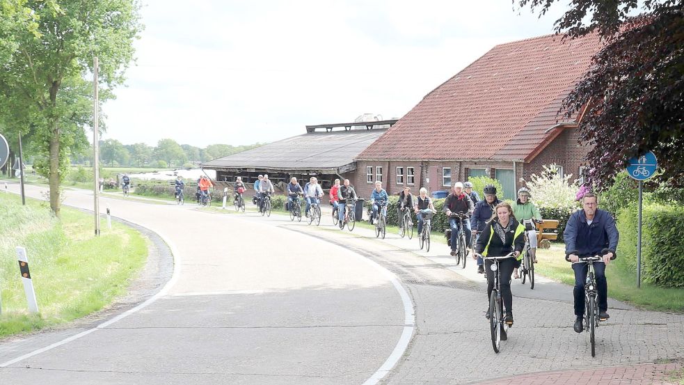 Die Abschlusstour führte die Teilnehmerinnen und Teilnehmer entlang des Deichs in Detern bis zum Abschluss am Hafen. Fotos: Gemeinde