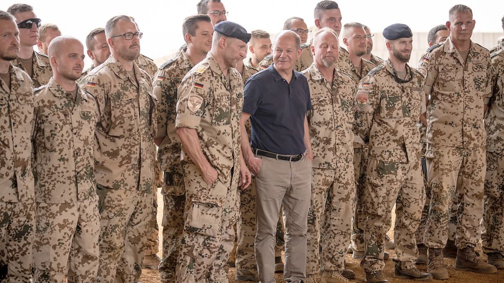 100 Milliarden Euro hatte Bundeskanzler Olaf Scholz (SPD) für die Bundeswehr versprochen. Jetzt soll das Geld kommen. Foto: Kappeler/DPA