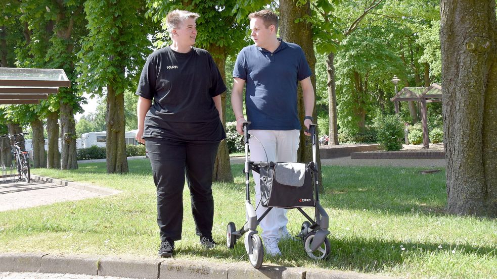 Sicher vom Kantstein runter - das lernen die Teilnehmer des Rollator-Diploms von Polizistin Andrea Meiners und Hanno Tammen vom Sanitätshaus Tammen. Foto: Wehry