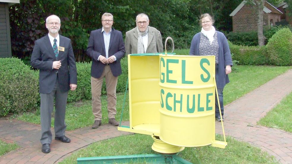 Jetzt dreht sich der Rotor wieder und Udo Tinnemeyer (Leiter Schulmuseum Folmhusen, von links), Bürgermeister Theo Douwes, Peter Klein-Nordhues (Vorsitzender Schulmuseum Folmhusen) und Dana Knipper (Sozial- und Organisationspädagogin AKSR) freuen sich darüber. Foto: Scherzer