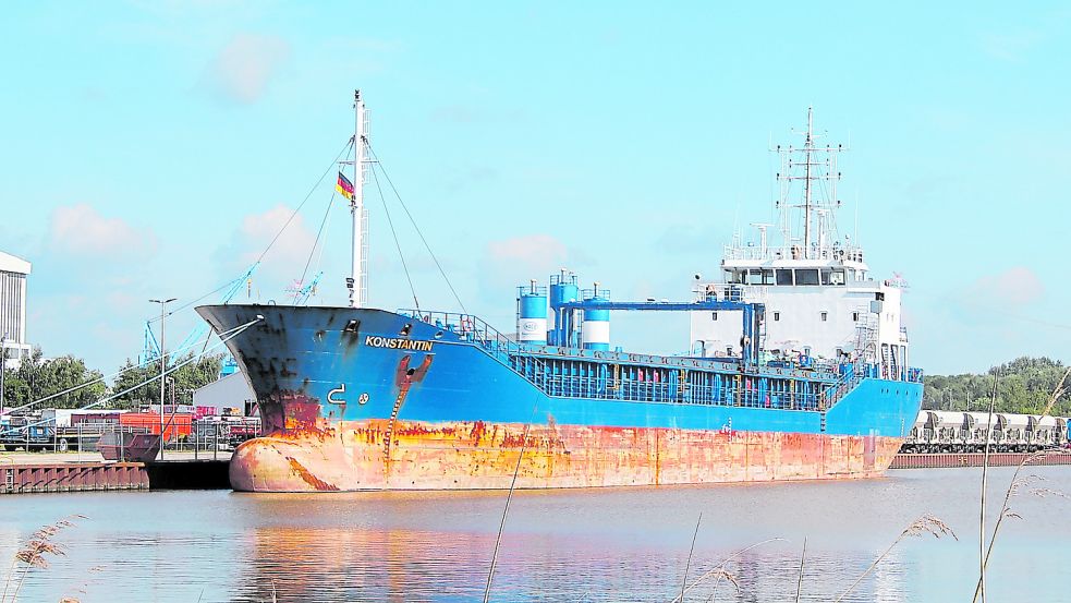 Der Frachter „Konstantin“ hat im Papenburger Hafen festgemacht. Foto: Assies