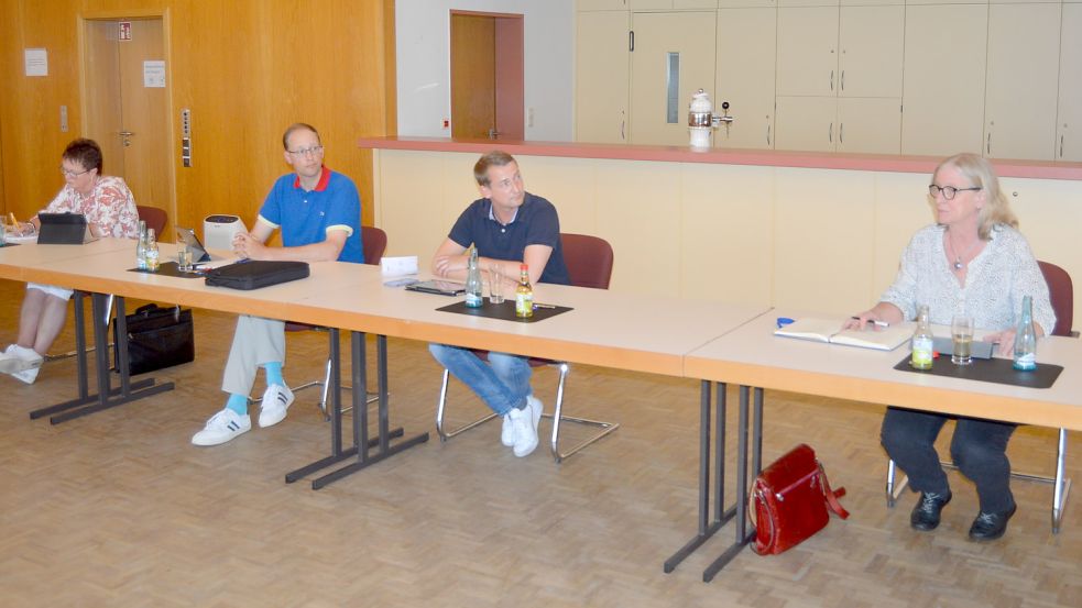 Veronika Bujny (rechts) von der Gruppe WOL21-Grüne.Moin.ERM musste im Feuerwehrausschuss eine krachende Niederlage einstecken. Mit ihrem Antrag befasste sich der Ausschuss erst gar nicht. Foto: Weers