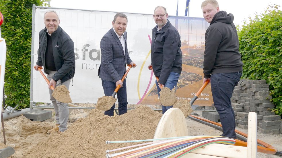 Spatenstich in Ramsloh des Unternehmens Glasfaser Nordwest: (von links) Regionalmanager Carsten Höffinghoff, Geschäftsführer Arnold Diekmann, Saterlands Bürgermeister Thomas Otto und Bauleiter Paul Köhler. Foto: Wieking