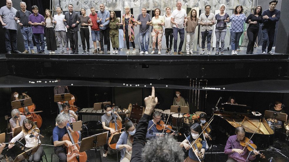 Auf dass Theaterzauber sich einstelle: Chor und Orchester unter Daniel Inbal proben zum ersten Mal auf der Bühne des Theaters am Domhof für „Songs For Days To Come.“ Foto: David Ebener