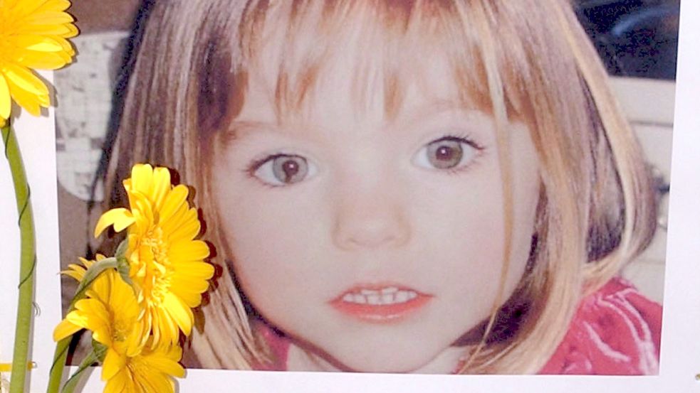 Blumen stehen vor einem Bild, das die verschwundene, damals dreijährige Madeleine McCann (Maddie) auf einem Foto zeigt. Foto: Luis Forra/LUSA/epa/dpa